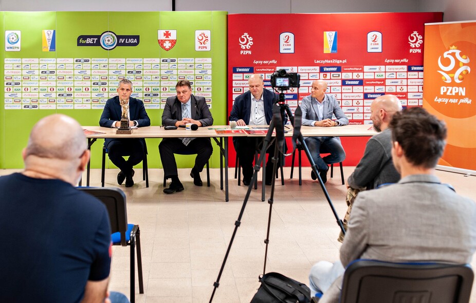 Elblock, Conferința privind competiția (de la stânga) la care au participat: Arcadius Colbert, director sportiv, președintele Vittolt Vroblevsky, Paves Kuminiac, președinte Olympia Elblock și director MOSIR Marek Kucharchik