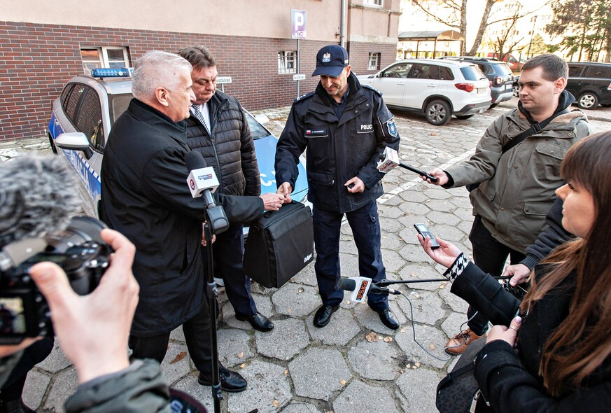 Elbląg, Nowe auto i alkomat trafiły do elbląskich policjantów Elbląg, Nowe auto i alkomat trafiły do elbląskich policjantów