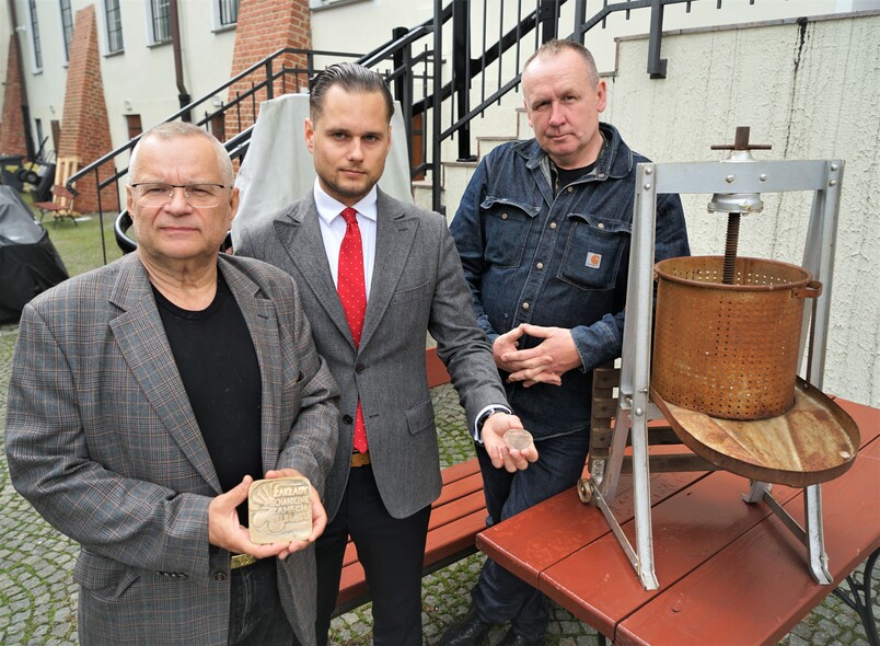 Elbląg, Przekazanie eksponatów. Od lewej Grzegorz Wołoszczak, Filip Wołoszczak i Lech Trawicki