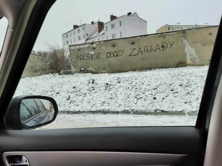 Elbląg, Napis na Browarnej, podobnie jak ten na Zawodziu, został już usunięty.