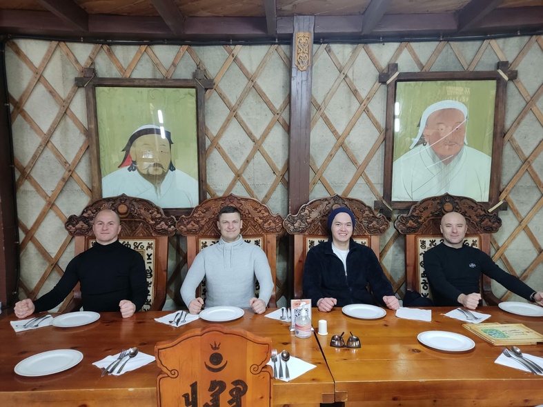 Elbląg, Od lewej: Cezary Kurowski, Marcin Gawron, sędzia z Mongolii i Jakub Pietrzak(archiwum prywatne) Elbląg, Od lewej: Cezary Kurowski, Marcin Gawron, sędzia z Mongolii i Jakub Pietrzak(archiwum prywatne)