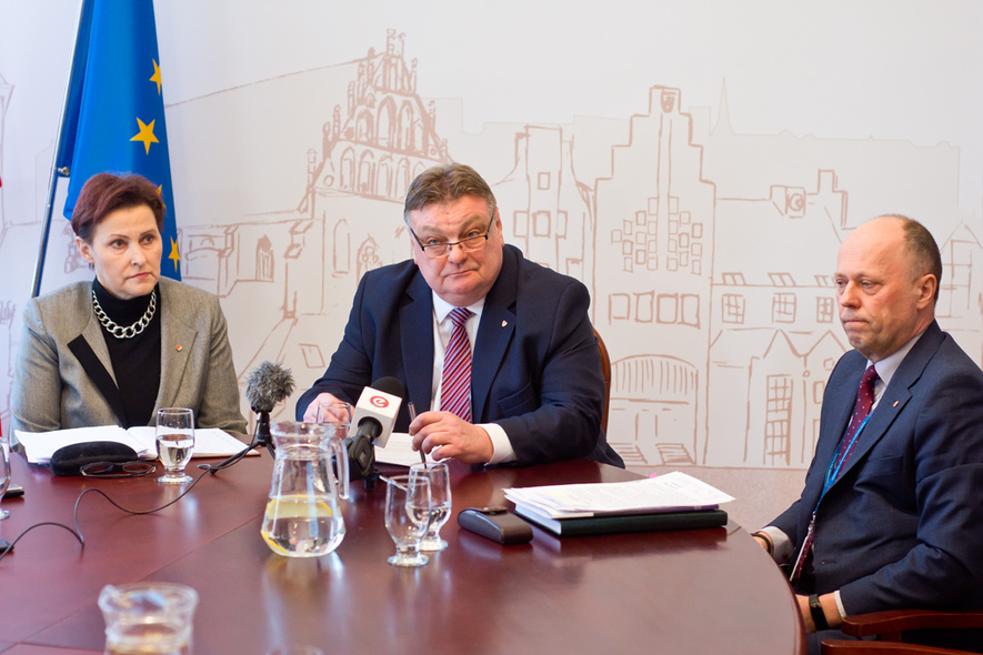 Elbląg, Agnieszka Nowińska, prezes ETBS, prezydent Witold Wróblewski i Sławomir Skorupa, dyrektor departamentu gospodarki nieruchomościami i geodezjii Elbląg, Agnieszka Nowińska, prezes ETBS, prezydent Witold Wróblewski i Sławomir Skorupa, dyrektor departamentu gospodarki nieruchomościami i geodezjii