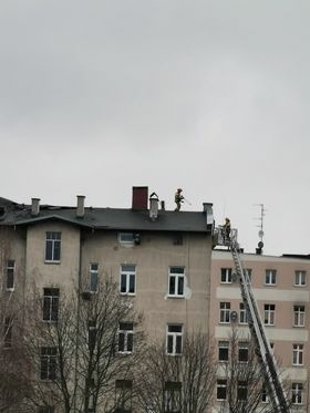 Elbląg, Strażacy na dachu budynku przy ul. Zacisze Elbląg, Strażacy na dachu budynku przy ul. Zacisze