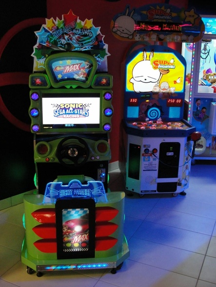 Elbląg, Automat z jedną z gier Sonic, fot. wykonana w jednym z salonów w Polsce, 2007 rok.
