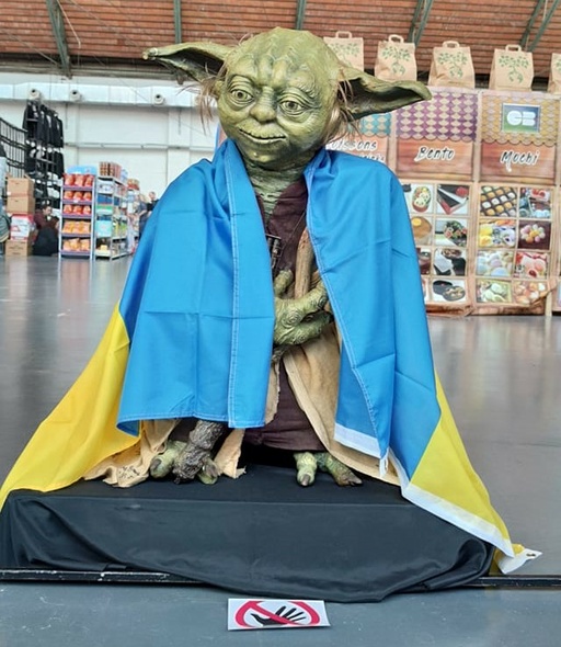 Elbląg, Kultura popularna, także w wydaniu Yavin, wchodzi w dialog z aktualnymi wydarzeniami na świecie. Tu mistrz Yoda w barwach Ukrainy na konwencie w Brukseli. Elbląg, Kultura popularna, także w wydaniu Yavin, wchodzi w dialog z aktualnymi wydarzeniami na świecie. Tu mistrz Yoda w barwach Ukrainy na konwencie w Brukseli.