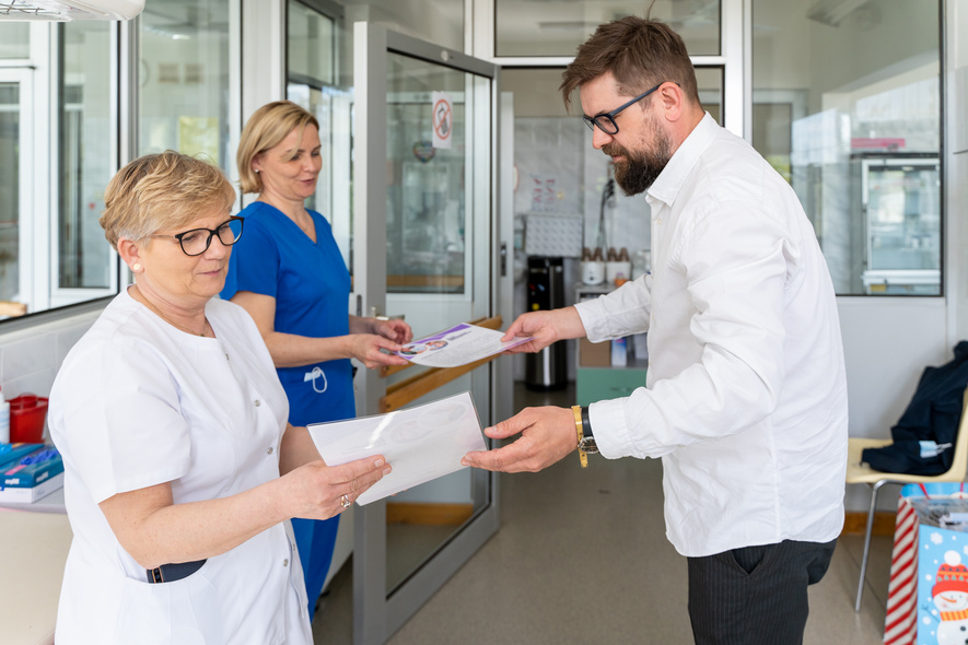 Przekazanie podziękowań Oddziałowi Noworodka w WSZ. Przekazanie podziękowań Oddziałowi Noworodka w WSZ.