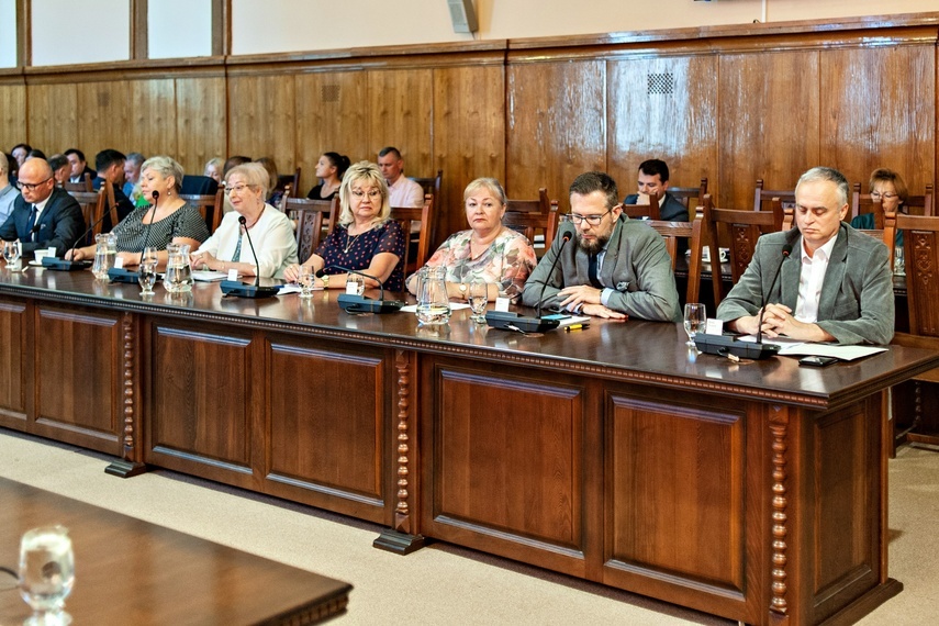Elbląg, Radni PiS byli przeciw wotum zaufania, w głosowaniu za absolutorium w większości wstrzymali się od głosu Elbląg, Radni PiS byli przeciw wotum zaufania, w głosowaniu za absolutorium w większości wstrzymali się od głosu