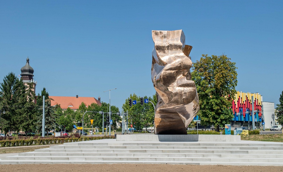 Elbląg, Pomnik w pełnej krasie