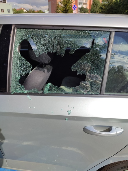 Elbląg, Zdewastował samochód osoby niepełnosprawnej. Policja szuka świadków Elbląg, Zdewastował samochód osoby niepełnosprawnej. Policja szuka świadków