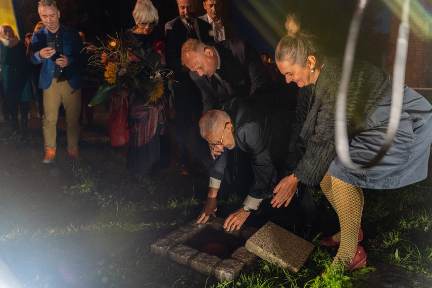 Elbląg, Jerzy Wojewski, Emilia Orzechowska i wiceprezydent Missan przy kapsule czasu. Elbląg, Jerzy Wojewski, Emilia Orzechowska i wiceprezydent Missan przy kapsule czasu.