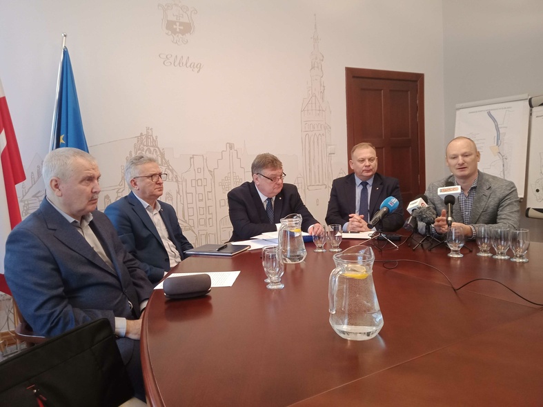 Elbląg, Konferencja prasowa dotycząca utworzenia nowego centrum. Po prawej Artur Dąbrowski, prezes stowarzyszenia "Od Nowa". Elbląg, Konferencja prasowa dotycząca utworzenia nowego centrum. Po prawej Artur Dąbrowski, prezes stowarzyszenia "Od Nowa".