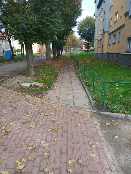 Elbląg, Mieszkanka: Co z tym chodnikiem na Okrzei?