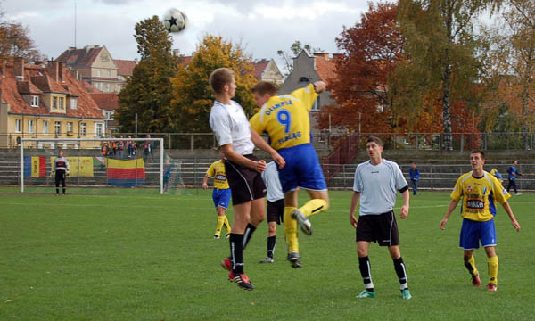 Elbląg, Robert Lewandowski (stoi obok wyskakującego do pilki zawodnika Olimpii) podczas meczu w Elblągu