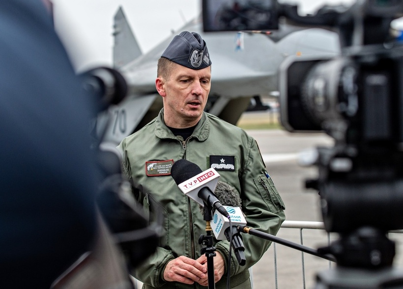 Elbląg, gen.bryg. Ireneusz Nowak. W tle Mig-29 z polską szachownicą Elbląg, gen.bryg. Ireneusz Nowak. W tle Mig-29 z polską szachownicą