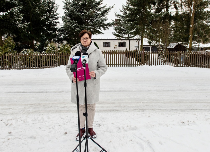 Elbląg, Monika Falej podczas konferencji prasowej,