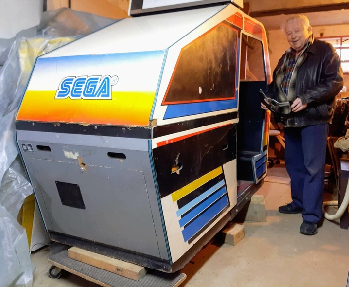 Elbląg, Pionier polskiego automaciarstwa Mieczysław Modelski przy ofiarowanym automacie. Elbląg, Pionier polskiego automaciarstwa Mieczysław Modelski przy ofiarowanym automacie.