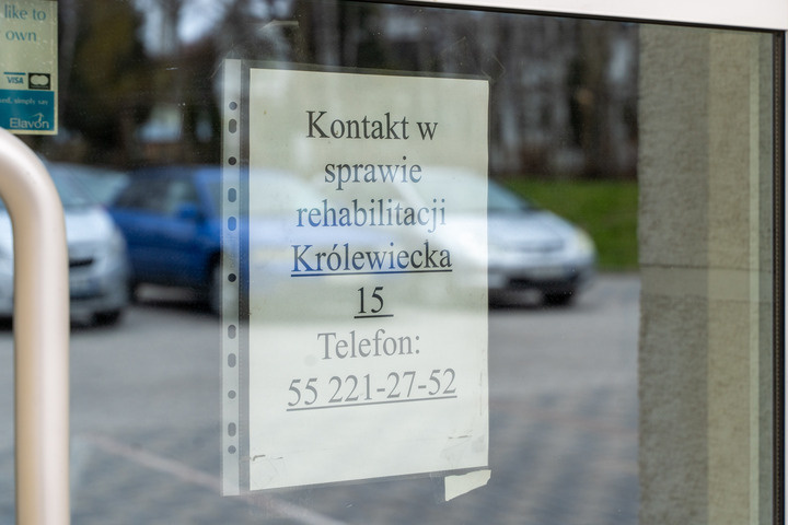 Elbląg, Na pacjentów przed wejściem do punktu przy ul. Brzeskiej czeka taka informacja Elbląg, Na pacjentów przed wejściem do punktu przy ul. Brzeskiej czeka taka informacja