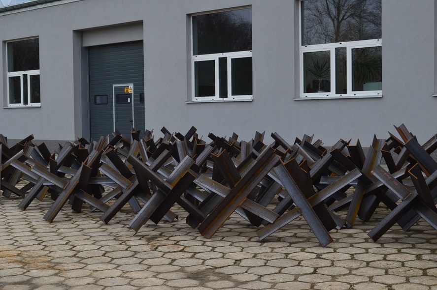 Elbląg, Metalowe i betonowe przeszkody na granicy z obwodem kaliningradzkim