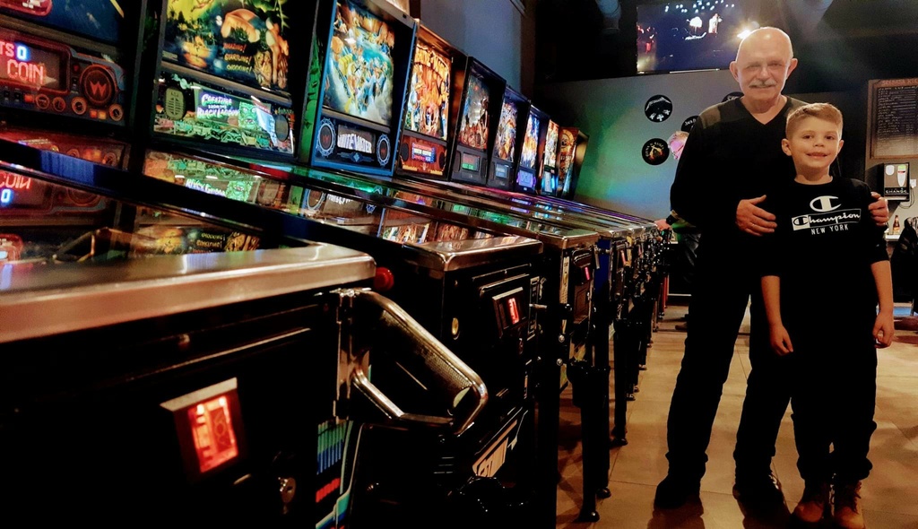Elbląg, Miłośnicy pinballi z różnych pokoleń - pionier elbląskiego automaciarstwa Waldemar Majchrowicz i Andrzej Krawczyński junior. Elbląg, Miłośnicy pinballi z różnych pokoleń - pionier elbląskiego automaciarstwa Waldemar Majchrowicz i Andrzej Krawczyński junior.