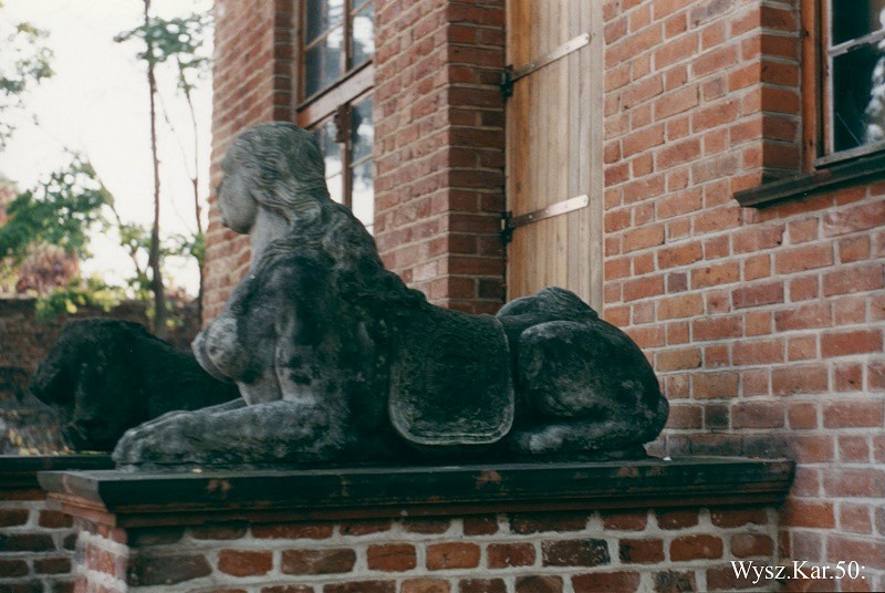 Elbląg, Sfinksy przed wejściem do Domu Rektora