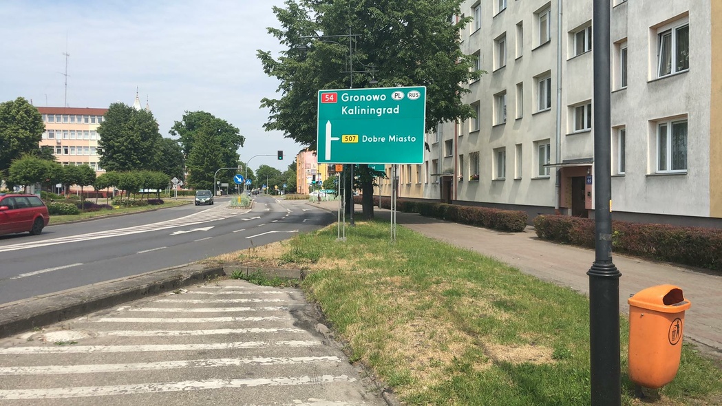 Elbląg, W wielu miejscach w Braniewie jest jeszcze stara nazwa Kaliningrad, wkrótce ma na niej zostać naklejona nowa Elbląg, W wielu miejscach w Braniewie jest jeszcze stara nazwa Kaliningrad, wkrótce ma na niej zostać naklejona nowa