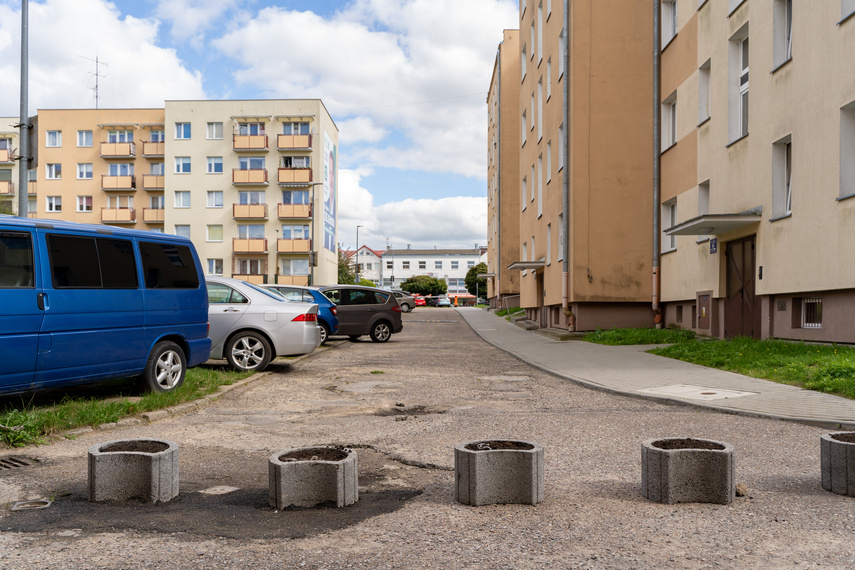 Elbląg, Betonowe donice między ul. Matejki 6 a Matejki 3 Elbląg, Betonowe donice między ul. Matejki 6 a Matejki 3