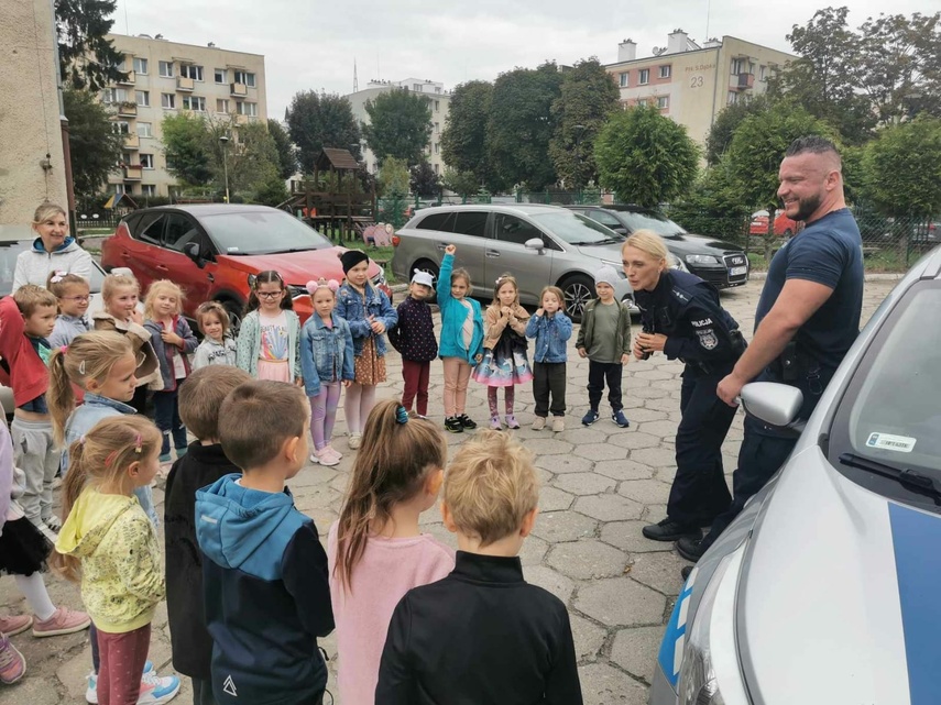 Elbląg, W ramach programu uczniowie spotkali się m. in. z elbląskimi policjantami. Elbląg, W ramach programu uczniowie spotkali się m. in. z elbląskimi policjantami.