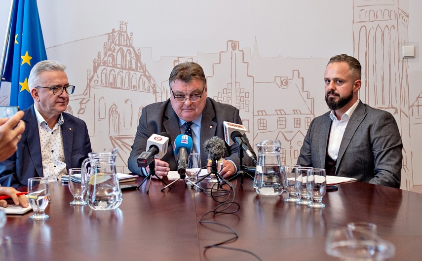 Elbląg, Władze miasta i spółki w tej sprawie zwołały konferencję prasową. Od lewej: Janusz Nowak, Witold Wróblewski, Andrzej Kuliński Elbląg, Władze miasta i spółki w tej sprawie zwołały konferencję prasową. Od lewej: Janusz Nowak, Witold Wróblewski, Andrzej Kuliński