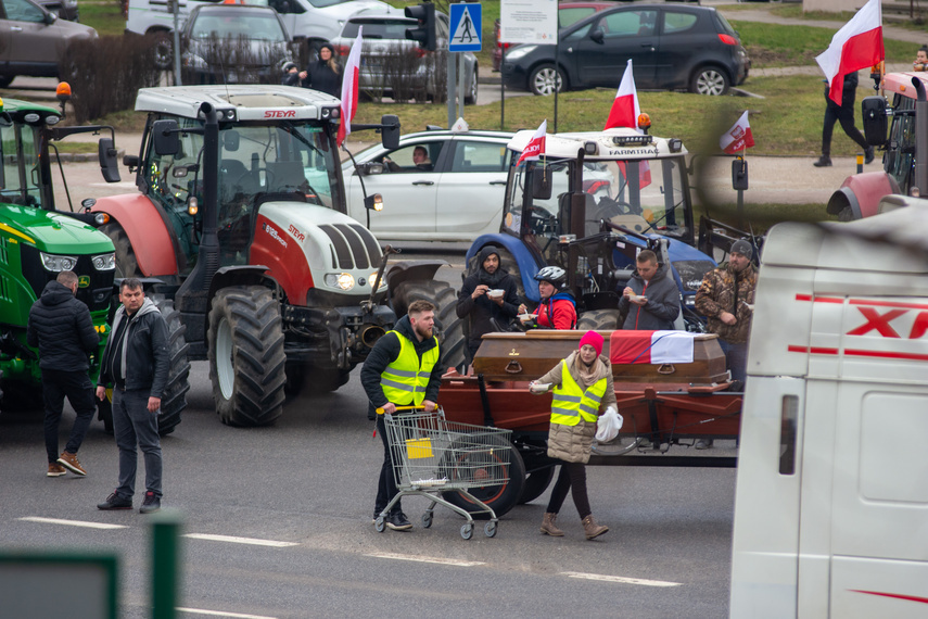 Elbląg, Jednym z elementów protestu była trumna, wieszcząca śmierć polskiego rolnictwa w 2024 r.