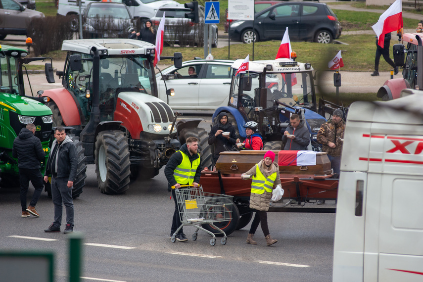 Elbląg, Jednym z elementów protestu była trumna, wieszcząca śmierć polskiego rolnictwa w 2024 r. Elbląg, Jednym z elementów protestu była trumna, wieszcząca śmierć polskiego rolnictwa w 2024 r.