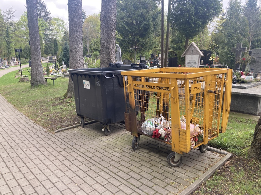 Elbląg, Podczas naszej wizyty na cmentarzu 17 kwietnia śmietniki były albo całkiem opróżnione, albo niemal puste. Elbląg, Podczas naszej wizyty na cmentarzu 17 kwietnia śmietniki były albo całkiem opróżnione, albo niemal puste.