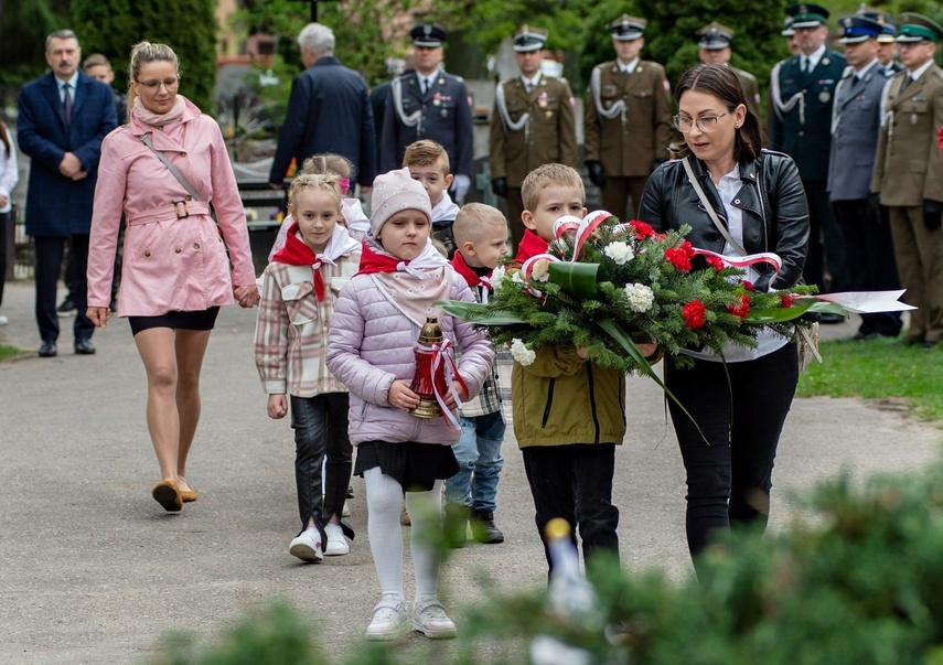 Elbląg, W uroczystościach wzięli też udział uczniowie elbląskich szkół i przedszkoli. Elbląg, W uroczystościach wzięli też udział uczniowie elbląskich szkół i przedszkoli.