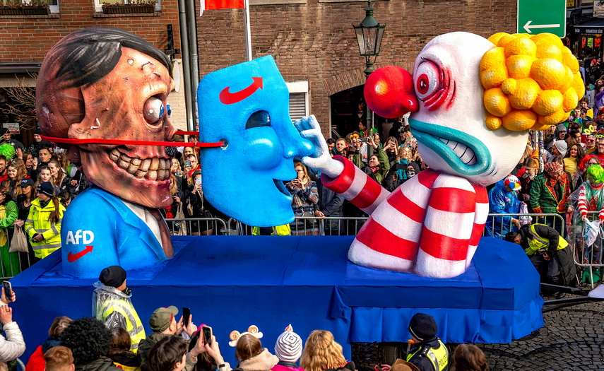 Elbląg, Krytyka niemieckiej partii skrajnie prawicowej AfD, za maską karykatura Hitlera. Parada karnawałowa z 2024 roku