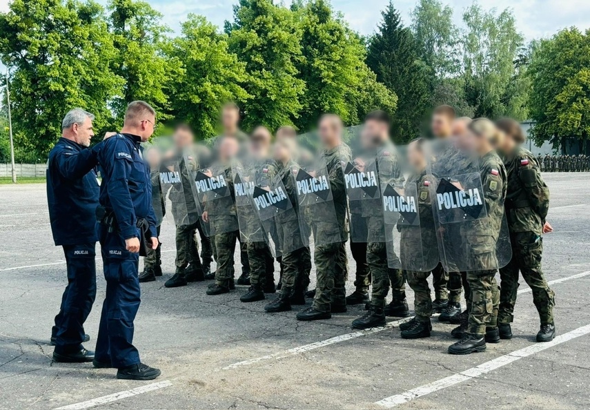 Elbląg, Elbląscy policjanci szkolą żołnierzy służących na granicy Elbląg, Elbląscy policjanci szkolą żołnierzy służących na granicy