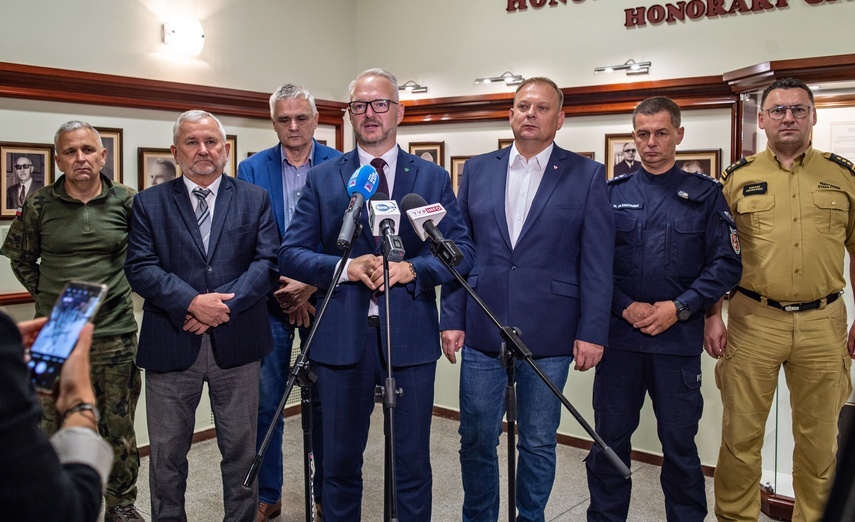 Elbląg, Wojewóda Radosław Król (w środku) mówił o podjętych działaniach Elbląg, Wojewóda Radosław Król (w środku) mówił o podjętych działaniach