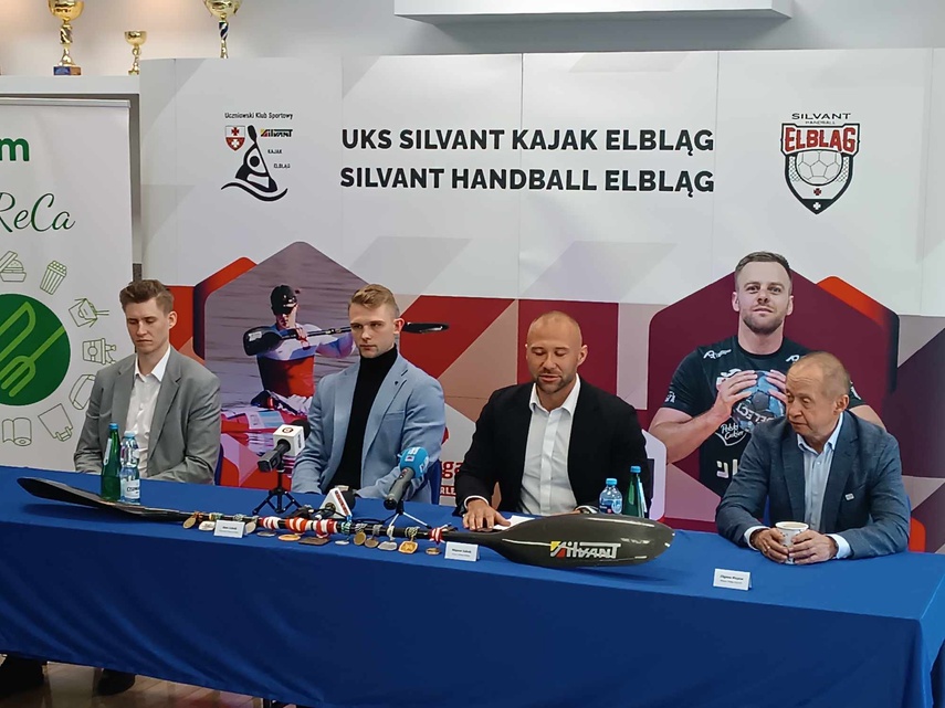 Elbląg, Mikołaj Kupiec, trener (od lewej), Adam Załuski, kier. drużyny, Wojciech Załuski, prezes klubu i Zbigniew Przybysz, prezes firmy KRAM Elbląg, Mikołaj Kupiec, trener (od lewej), Adam Załuski, kier. drużyny, Wojciech Załuski, prezes klubu i Zbigniew Przybysz, prezes firmy KRAM