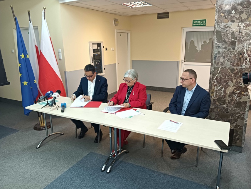 Elbląg, Podpisanie umowy przez Roberta Turleja i Elżbietę Gelert, po prawej Robert Urbanowicz, Elbląg, Podpisanie umowy przez Roberta Turleja i Elżbietę Gelert, po prawej Robert Urbanowicz,
