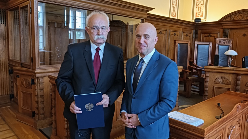 Elbląg, Jacek Pietrzak (z lewej) został wyróżniony za swoją pracę dla elbląskiej Temidy przez wiceministra Dariusza Mazura