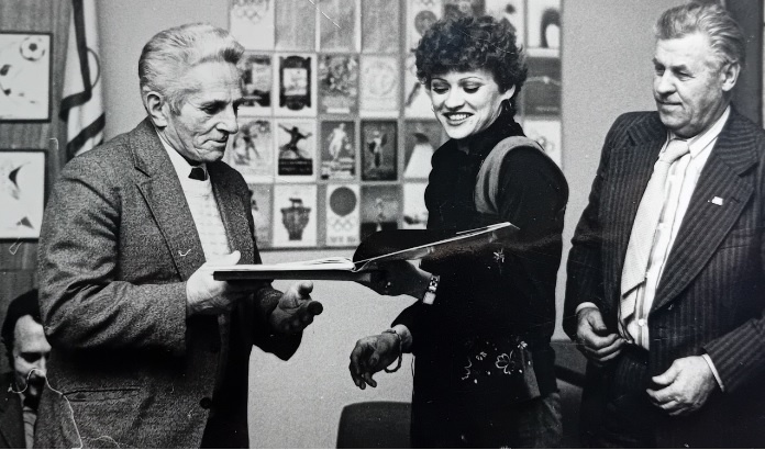 Elbląg, „Klub Olimpijczyka”, luty 1983 r. Od lewej: Aleksander Grudziński, osoba nam nieznana, Witold Truszkowski, Elbląg, „Klub Olimpijczyka”, luty 1983 r. Od lewej: Aleksander Grudziński, osoba nam nieznana, Witold Truszkowski,
