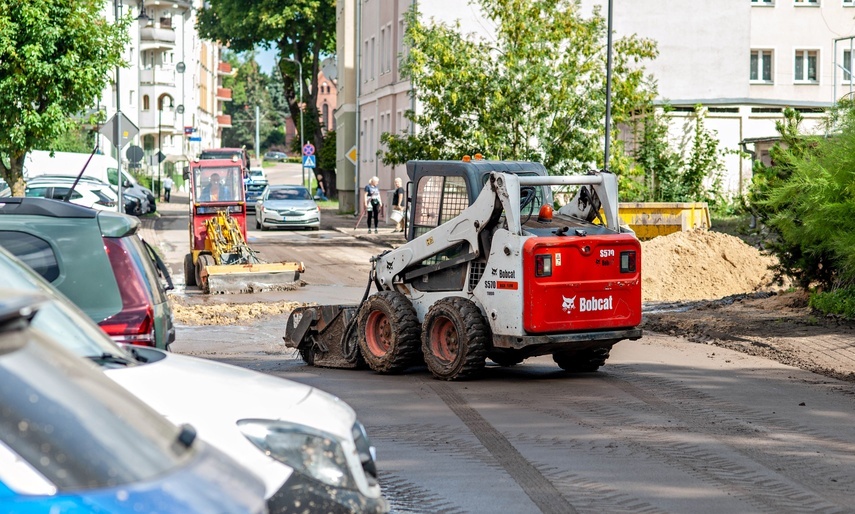 Elbląg, U. Związku Jaszczurczego. Konferencja odbyła się przy miejscu prac po powodzi. Elbląg, U. Związku Jaszczurczego. Konferencja odbyła się przy miejscu prac po powodzi.
