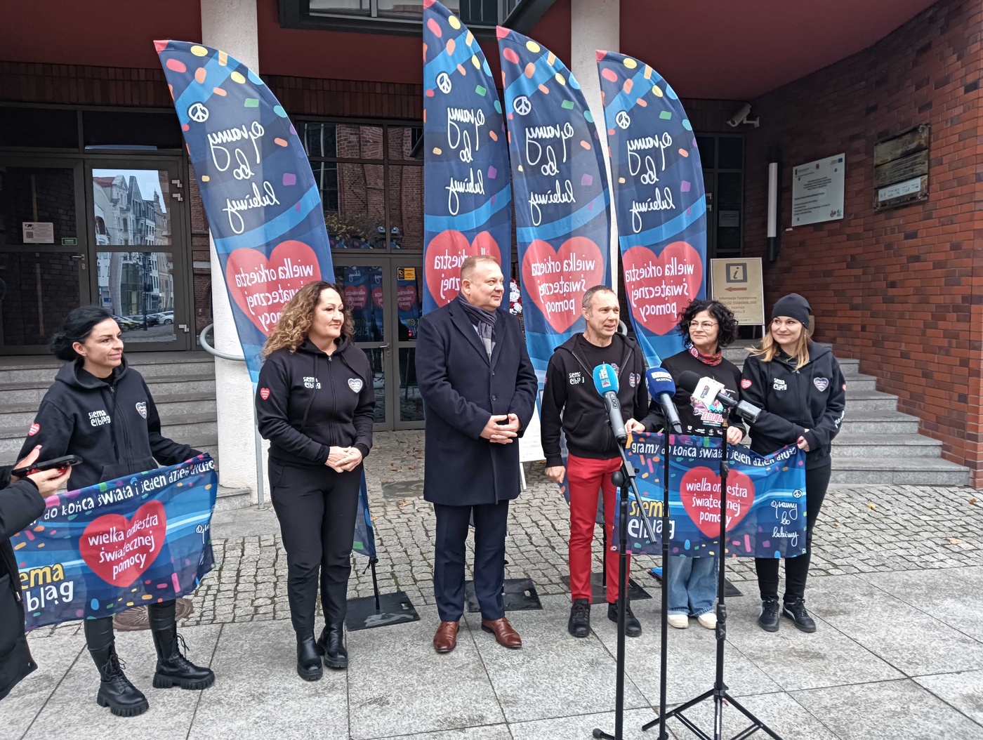 Elbląg, Członkowie elbląskiego sztabu WOŚP i prezydent Elbląga na konferencji,