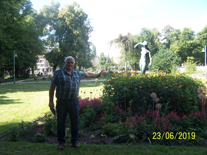 Elbląg, Lech Słodownik przy posągi Diany (zdjęcie z 2019 r.)