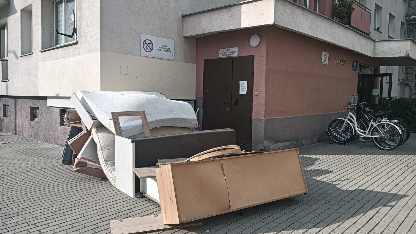 Elbląg, Odpady gabarytowe ostatecznie zniknęły spod budynku, ale problem ze słupkami jeszcze pozostał Elbląg, Odpady gabarytowe ostatecznie zniknęły spod budynku, ale problem ze słupkami jeszcze pozostał