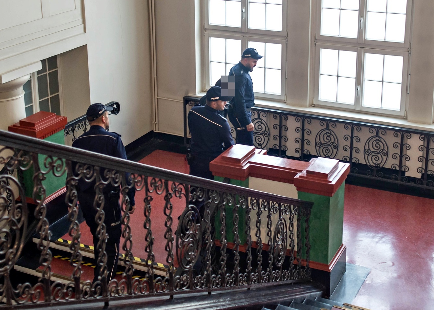 Elbląg, Doprowadzenie byłego urzędnika miejskiego na rozprawę,