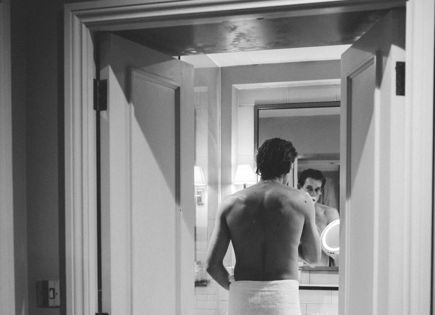 Poranna rutyna golenia w łazience - świadome przygotowanie do golenia bez podrażnień