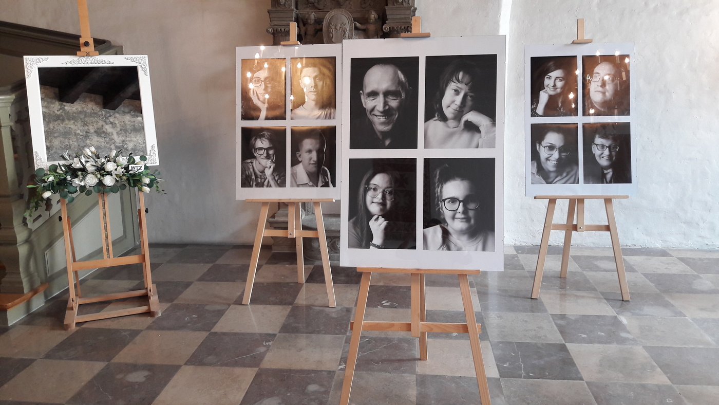 Elbląg, Fotografia, która patrzy głębiej. Relacja z wernisażu „Portret Nieoczywisty"