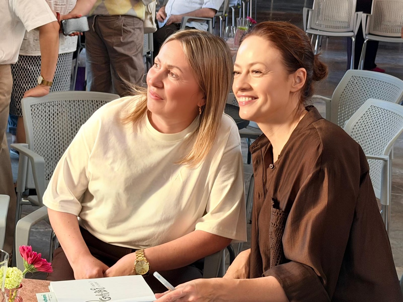 Elbląg, Małgorzata Rojek na spotkaniu z aktorką Magdaleną Różyczką, założycielką Fundacji Ukochani