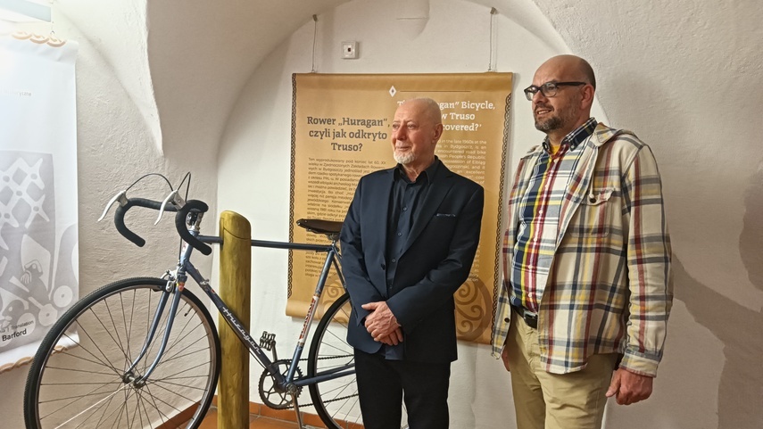 Elbląg, Marek Jagodziński (z lewej). Obok rower,  na którym dokonał odkrycia osady