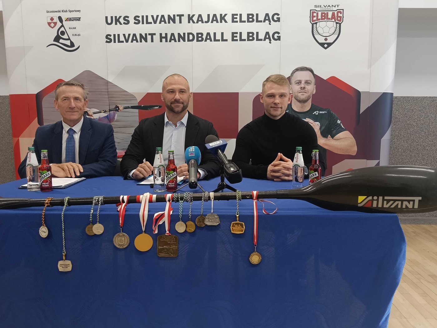 Elbląg, Od lewej trener Mirosław Kreczman, prezes Wojtek Załuski i odpowiedzialny za piłkę ręczną Adam Załuski podsumowali sezon