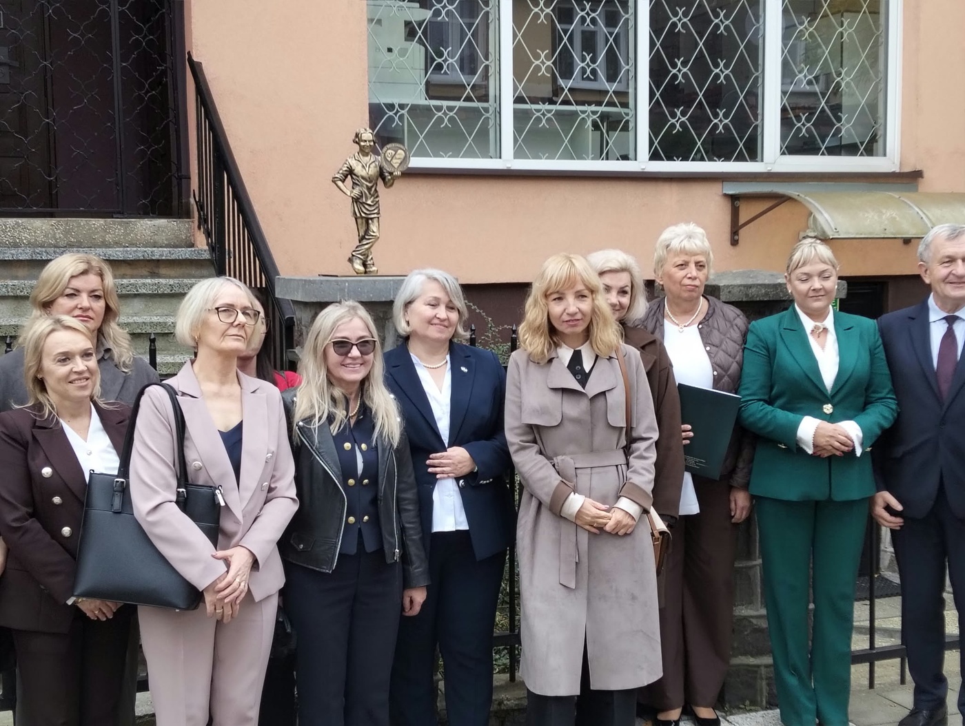 Elbląg, Pielęgniarka, położna i Piekarczyk